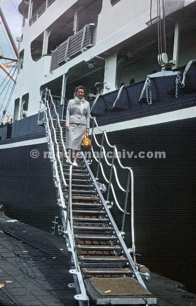 1958. Asien. Japan. Fernost. Schiffe. Hafen. Deutsches Rotes Kreuz. Schwester. Gangway.
1958. Asien. Japan. Fernost. Schiffe. Hafen. Deutsches Rotes Kreuz. Schwester. Gangway.
Schlüsselwörter: 1958;Asien;Deutscher Roltes Kreuz;Deutscher Rotes Kreuz;Fernost;Gangway;Hafen;Japan;Rotes Kreuz;Schiffe;Schwester