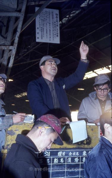 1969. Japan. Fischmarkt am Hafen.
1969. Japan. Fischmarkt am Hafen.
Schlüsselwörter: 1969;Asien;Fischmarkt;Hafen;Japan