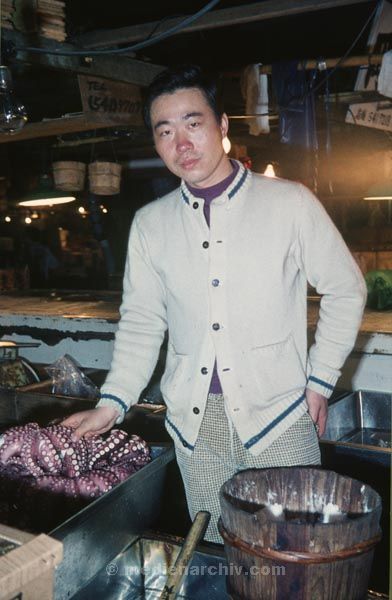 1969. Japan. Fischmarkt am Hafen.
1969. Japan. Fischmarkt am Hafen.
Schlüsselwörter: 1969;Asien;Fischmarkt;Hafen;Japan