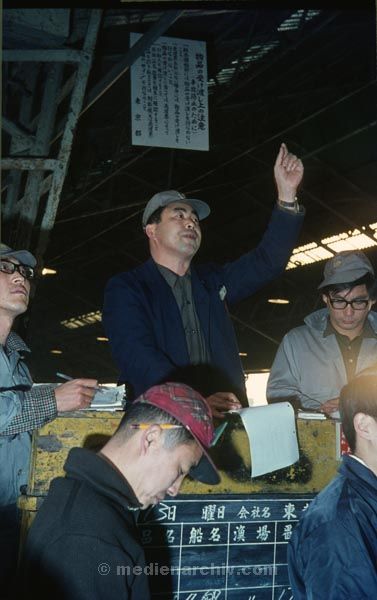 1969. Japan. Fischmarkt am Hafen.
1969. Japan. Fischmarkt am Hafen.
Schlüsselwörter: 1969;Asien;Fischmarkt;Hafen;Japan