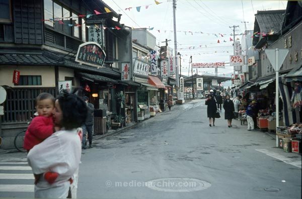 1969. Asien. Japan. Kyoto
1969. Asien. Japan. Kyoto
Schlüsselwörter: 1969;Asien;Japan;Kyoto