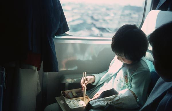 1969. Asien. Japan. Shinkansen. Zugfahrt. Eisenbahn
1969. Asien. Japan. Shinkansen. Zugfahrt. Eisenbahn
Schlüsselwörter: 1969;Asien;Eisenbahn;Japan;Shinkansen;Zugfahrt