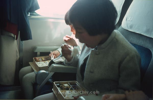 1969. Asien. Japan. Shinkansen. Zugfahrt. Eisenbahn
1969. Asien. Japan. Shinkansen. Zugfahrt. Eisenbahn
Schlüsselwörter: 1969;Asien;Eisenbahn;Japan;Shinkansen;Zugfahrt