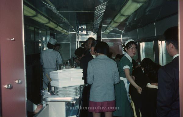 1969. Asien. Japan. Shinkansen. Zugfahrt. Eisenbahn
1969. Asien. Japan. Shinkansen. Zugfahrt. Eisenbahn
Schlüsselwörter: 1969;Asien;Eisenbahn;Japan;Shinkansen;Zugfahrt