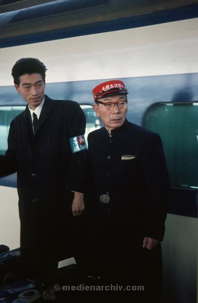 1969. Asien. Japan. Shinkansen. Zugfahrt. Eisenbahn
1969. Asien. Japan. Shinkansen. Zugfahrt. Eisenbahn
Schlüsselwörter: 1969;Asien;Eisenbahn;Japan;Shinkansen;Zugfahrt