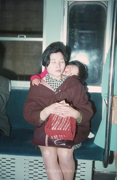 1969. Asien. Japan. Shinkansen. Zugfahrt. Eisenbahn
1969. Asien. Japan. Shinkansen. Zugfahrt. Eisenbahn
Schlüsselwörter: 1969;Asien;Eisenbahn;Japan;Shinkansen;Zugfahrt