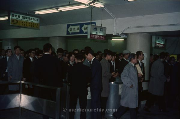 1969. Asien. Japan. Shinkansen. Zugfahrt. Eisenbahn
1969. Asien. Japan. Shinkansen. Zugfahrt. Eisenbahn
Schlüsselwörter: 1969;Asien;Eisenbahn;Japan;Shinkansen;Zugfahrt