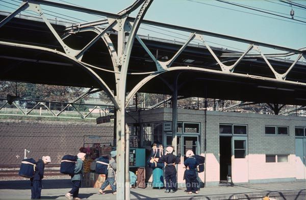 1969. Asien. Japan. Shinkansen. Zugfahrt. Eisenbahn
1969. Asien. Japan. Shinkansen. Zugfahrt. Eisenbahn
Schlüsselwörter: 1969;Asien;Eisenbahn;Japan;Shinkansen;Zugfahrt