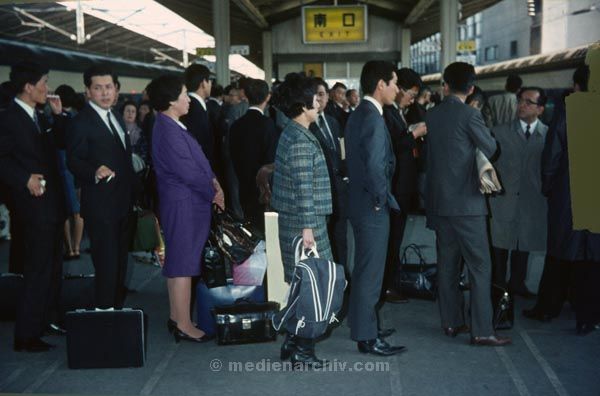 1969. Asien. Japan. Shinkansen. Zugfahrt. Eisenbahn
1969. Asien. Japan. Shinkansen. Zugfahrt. Eisenbahn
Schlüsselwörter: 1969;Asien;Eisenbahn;Japan;Shinkansen;Zugfahrt