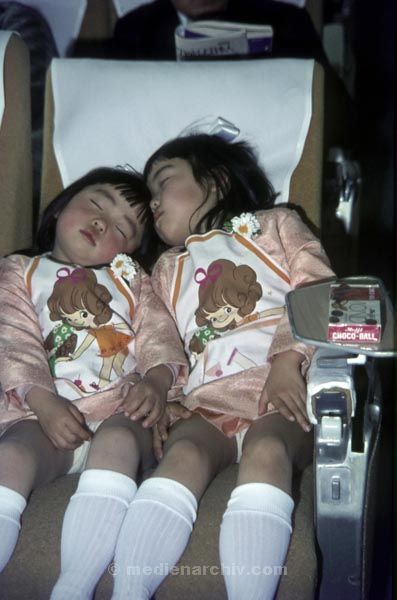 1969. Asien. Japan. Shinkansen. Zugfahrt. Eisenbahn
1969. Asien. Japan. Shinkansen. Zugfahrt. Eisenbahn
Schlüsselwörter: 1969;Asien;Eisenbahn;Japan;Shinkansen;Zugfahrt