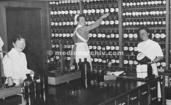 1958. Asien. Fernost. Korea. Pusan. Busan. Hospital. Lazarett. Deutsches Rotes Kreuz. Schwestern. Krankenschwestern
1958. Asien. Fernost. Korea. Pusan. Busan. Hospital. Lazarett. Deutsches Rotes Kreuz. Schwestern. Krankenschwestern
Schlüsselwörter: 1958;Apotheke;Asien;Busan;Deutsches Rotes Kreuz;Fernost;Hospital;Korea;Krankenhaus;Labor;Lazarett;Pusan;Red Cross;Schwestern;Südkorea