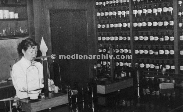 1958. Asien. Fernost. Korea. Pusan. Busan. Hospital. Lazarett. Deutsches Rotes Kreuz. Schwestern. Krankenschwestern
1958. Asien. Fernost. Korea. Pusan. Busan. Hospital. Lazarett. Deutsches Rotes Kreuz. Schwestern. Krankenschwestern
Schlüsselwörter: 1958;Apotheke;Asien;Busan;Deutsches Rotes Kreuz;Fernost;Hospital;Korea;Krankenhaus;Labor;Lazarett;Pusan;Red Cross;Schwestern;Südkorea