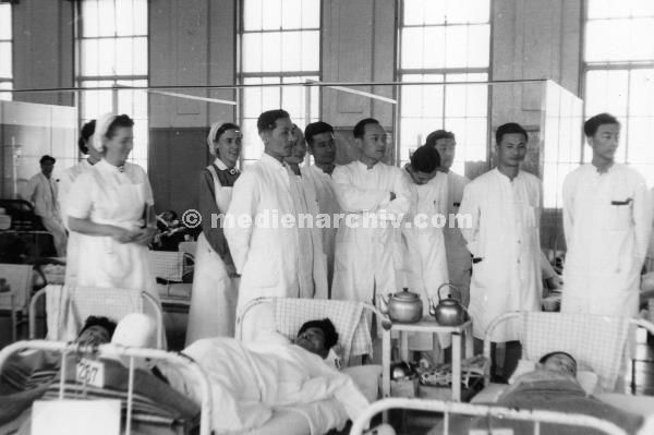 1958. Asien. Fernost. Korea. Pusan. Busan. Hospital. Lazarett. Deutsches Rotes Kreuz. Schwestern. Krankenschwestern
1958. Asien. Fernost. Korea. Pusan. Busan. Hospital. Lazarett. Deutsches Rotes Kreuz. Schwestern. Krankenschwestern. Visite. Ärzte. Krankenhaus. Patienten
Schlüsselwörter: 1958;Asien;Busan;Deutsches Rotes Kreuz;Fernost;Hospital;Korea;Lazarett;Pusan;Red Cross;Schwestern;Südkorea