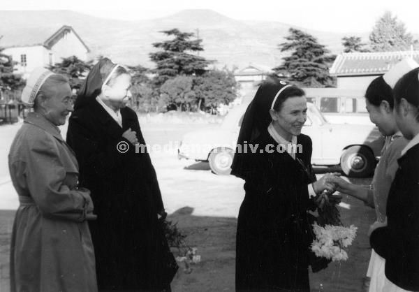 1958. Asien. Fernost. Korea. Pusan. Busan. Hospital. Lazarett. Deutsches Rotes Kreuz. Schwestern. Krankenschwestern
1958. Asien. Fernost. Korea. Pusan. Busan. Hospital. Lazarett. Deutsches Rotes Kreuz. Schwestern. Krankenschwestern
Schlüsselwörter: 1958;Asien;Busan;Deutsches Rotes Kreuz;Fernost;Hospital;Korea;Lazarett;Pusan;Red Cross;Schwestern;Südkorea