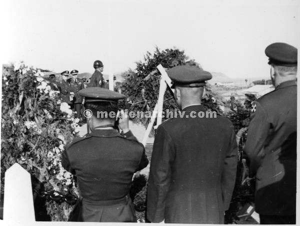 1958. Asien. Fernost. Korea. Pusan. Busan.  United Nations Memorial Service für Kriegsgefallene
1958. Asien. Fernost. Korea. Pusan. Busan. UN Day. United Nations Memorial Service. Militärische Zeremonie für die Kriegsgefallenen des Koreakrieges. Dazu zählten zahlreiche Soldaten aus vielen Länder der UN.
Schlüsselwörter: 1958;Asien;Busan;Fernost;Friedhof;Gedenkzeremonie;Korea;Militär;Pusan;Soldaten;Südkorea;Zeremonie
