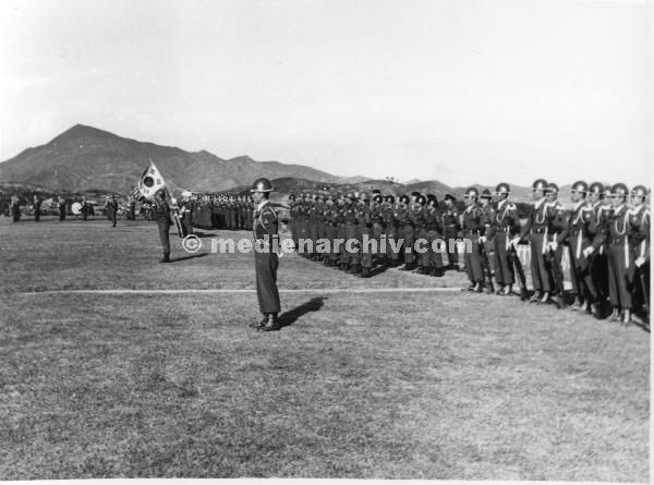 1958. Asien. Fernost. Korea. Pusan. Busan.  United Nations Memorial Service für Kriegsgefallene
1958. Asien. Fernost. Korea. Pusan. Busan. UN Day. United Nations Memorial Service. Militärische Zeremonie für die Kriegsgefallenen des Koreakrieges. Dazu zählten zahlreiche Soldaten aus vielen Länder der UN.
Schlüsselwörter: 1958;Asien;Busan;Fernost;Friedhof;Gedenkzeremonie;Korea;Militär;Pusan;Soldaten;Südkorea;Zeremonie