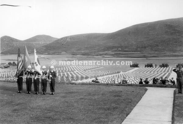 1958. Asien. Fernost. Korea. Pusan. Busan.  United Nations Memorial Service für Kriegsgefallene
1958. Asien. Fernost. Korea. Pusan. Busan. UN Day. United Nations Memorial Service. Militärische Zeremonie für die Kriegsgefallenen des Koreakrieges. Dazu zählten zahlreiche Soldaten aus vielen Länder der UN.
Schlüsselwörter: 1958;Asien;Busan;Fernost;Friedhof;Gedenkzeremonie;Korea;Militär;Pusan;Südkorea;Zeremonie