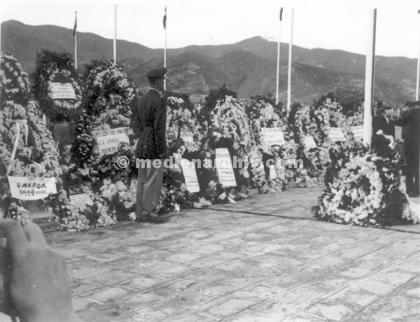 1958. Asien. Fernost. Korea. Pusan. Busan.  United Nations Memorial Service für Kriegsgefallene
1958. Asien. Fernost. Korea. Pusan. Busan. UN Day. United Nations Memorial Service. Militärische Zeremonie für die Kriegsgefallenen des Koreakrieges. Dazu zählten zahlreiche Soldaten aus vielen Länder der UN.
Schlüsselwörter: 1958;Asien;Busan;Fernost;Friedhof;Gedenkzeremonie;Korea;Militär;Pusan;Südkorea;Zeremonie