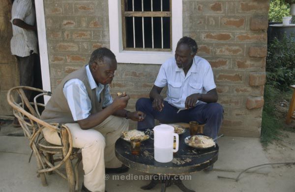1986. Afrika, Ostafrika, Republik Kenia, Republic of Kenya, Jamhuri ya Kenya (Kisuaheli)
1986. Afrika, Ostafrika, Republik Kenia, Republic of Kenya, Jamhuri ya Kenya (Kisuaheli)

Foto: Helga Müller
Schlüsselwörter: Afrika;Ostafrika;Kenia;Kenya;1986