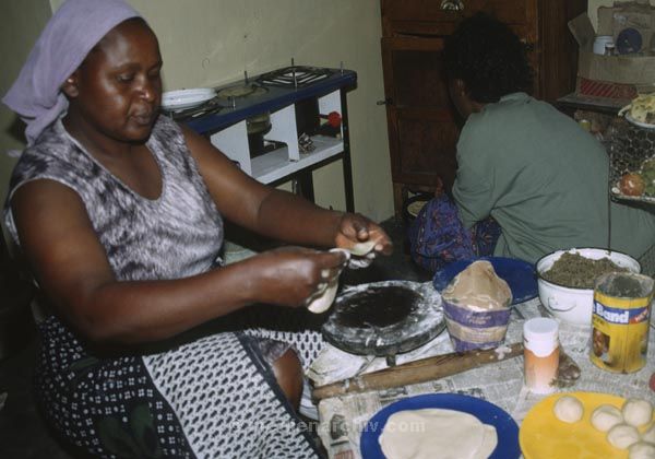 1986. Afrika, Ostafrika, Republik Kenia, Republic of Kenya, Jamhuri ya Kenya (Kisuaheli)
1986. Afrika, Ostafrika, Republik Kenia, Republic of Kenya, Jamhuri ya Kenya (Kisuaheli) Frauen in der Küche beim Zubereiten des Essens. 

 

Foto: Helga Müller
Schlüsselwörter: Afrika;Nahrung;Frau;Küche;1986;Kenya;Kenia;Ostafrika
