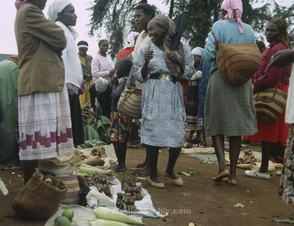 1986. Afrika, Ostafrika, Republik Kenia, Republic of Kenya, Jamhuri ya Kenya (Kisuaheli)
1986. Afrika, Ostafrika, Republik Kenia, Republic of Kenya, Jamhuri ya Kenya (Kisuaheli). Gemüsemarkt.



Foto: Helga Müller
Schlüsselwörter: Afrika;Ostafrika;Kenia;Kenya;1986;Markt