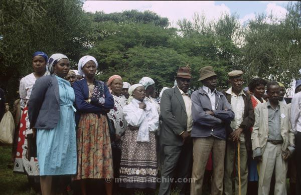 1986. Afrika, Ostafrika, Republik Kenia, Republic of Kenya, Jamhuri ya Kenya (Kisuaheli)
1986. Afrika, Ostafrika, Republik Kenia, Republic of Kenya, Jamhuri ya Kenya (Kisuaheli). Begräbnis eines Schwarzen.



Foto: Helga Müller
Schlüsselwörter: Afrika;Ostafrika;Kenia;Kenya;1986;Begräbnis