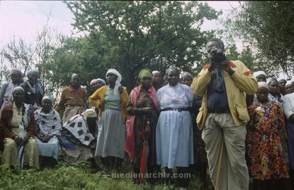 1986. Afrika, Ostafrika, Republik Kenia, Republic of Kenya, Jamhuri ya Kenya (Kisuaheli)
1986. Afrika, Ostafrika, Republik Kenia, Republic of Kenya, Jamhuri ya Kenya (Kisuaheli). Begräbnis eines Schwarzen.



Foto: Helga Müller
Schlüsselwörter: Afrika;Ostafrika;Kenia;Kenya;1986;Begräbnis