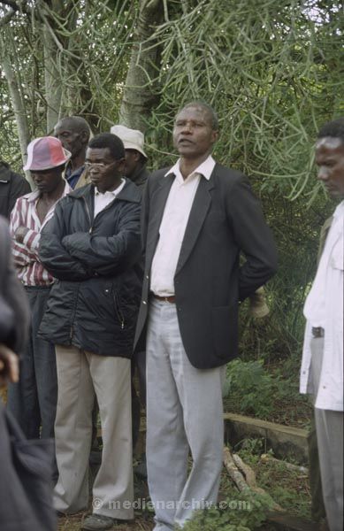 1986. Afrika, Ostafrika, Republik Kenia, Republic of Kenya, Jamhuri ya Kenya (Kisuaheli)
1986. Afrika, Ostafrika, Republik Kenia, Republic of Kenya, Jamhuri ya Kenya (Kisuaheli). Begräbnis eines Schwarzen.



Foto: Helga Müller
Schlüsselwörter: Afrika;Ostafrika;Kenia;Kenya;1986;Begräbnis