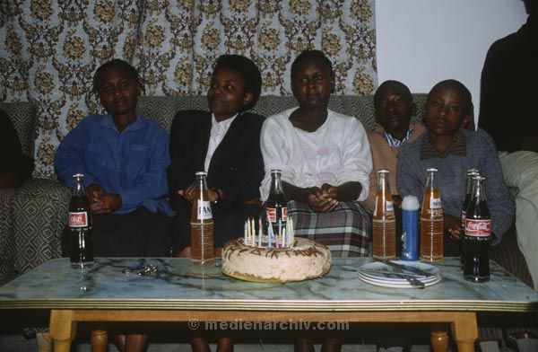 1986. Afrika, Ostafrika, Republik Kenia, Republic of Kenya, Jamhuri ya Kenya (Kisuaheli)
1986. Afrika, Ostafrika, Republik Kenia, Republic of Kenya, Jamhuri ya Kenya (Kisuaheli)

Foto: Helga Müller
Schlüsselwörter: Afrika;Ostafrika;Kenia;Kenya;1986