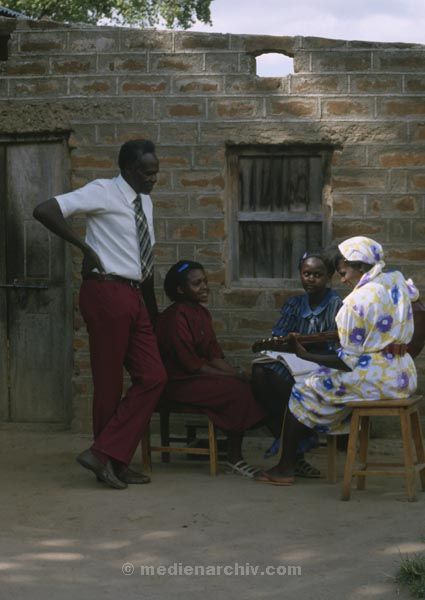 1986. Afrika, Ostafrika, Republik Kenia, Republic of Kenya, Jamhuri ya Kenya (Kisuaheli)
1986. Afrika, Ostafrika, Republik Kenia, Republic of Kenya, Jamhuri ya Kenya (Kisuaheli)

Foto: Helga Müller
Schlüsselwörter: Afrika;Ostafrika;Kenia;Kenya;1986