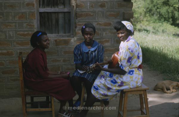 1986. Afrika, Ostafrika, Republik Kenia, Republic of Kenya, Jamhuri ya Kenya (Kisuaheli)
1986. Afrika, Ostafrika, Republik Kenia, Republic of Kenya, Jamhuri ya Kenya (Kisuaheli)

Foto: Helga Müller
Schlüsselwörter: Afrika;Ostafrika;Kenia;Kenya;1986