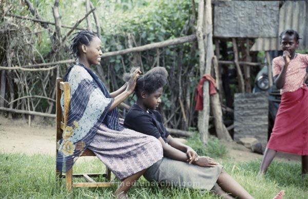 1986. Afrika, Ostafrika, Republik Kenia, Republic of Kenya, Jamhuri ya Kenya (Kisuaheli)
1986. Afrika, Ostafrika, Republik Kenia, Republic of Kenya, Jamhuri ya Kenya (Kisuaheli). Frauen bei der Haarpflege. Frisieren, Friseur



Foto: Helga Müller
Schlüsselwörter: Afrika;Mädchen;Frauen;Haarpflege;1986;Kenya;Kenia;Ostafrika