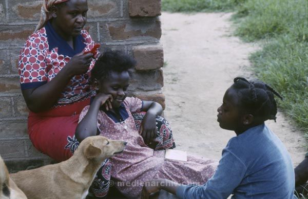 1987. Afrika, Ostafrika, Republik Kenia, Republic of Kenya, Jamhuri ya Kenya (Kisuaheli)
1987. Afrika, Ostafrika, Republik Kenia, Republic of Kenya, Jamhuri ya Kenya (Kisuaheli)

Foto: Helga Müller
Schlüsselwörter: Afrika;Mädchen;Ostafrika;Kenia;Kenya;1987
