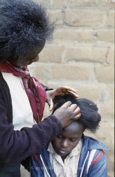 1986. Junge Frauen bei der Haarpflege. Afrika, Ostafrika, Republik Kenia, Republic of Kenya, Jamhuri ya Kenya (Kisuaheli)
1986. Afrika, Ostafrika, Republik Kenia, Republic of Kenya, Jamhuri ya Kenya (Kisuaheli). Junge Frauen bei der Haarpflege. Friseur. Frisieren. 



Foto: Helga Müller
Schlüsselwörter: Afrika;Mädchen;Ostafrika;Kenia;Kenya;1986;Friseur;Frisieren;Haarpflege