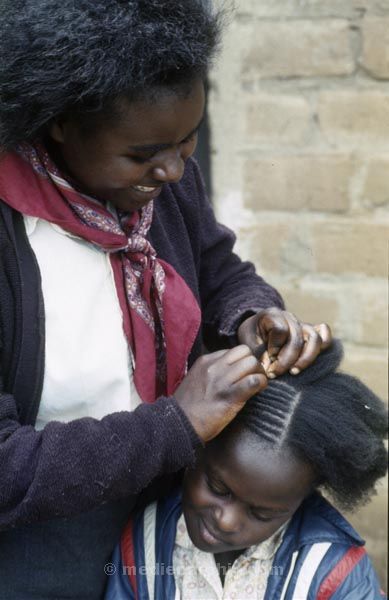 1986. Junge Frauen bei der Haarpflege. Afrika, Ostafrika, Republik Kenia, Republic of Kenya, Jamhuri ya Kenya (Kisuaheli)
1986. Afrika, Ostafrika, Republik Kenia, Republic of Kenya, Jamhuri ya Kenya (Kisuaheli). Junge Frauen bei der Haarpflege. Friseur. Frisieren. 



Foto: Helga Müller
Schlüsselwörter: Afrika;Mädchen;Ostafrika;Kenia;Kenya;1986;Friseur;Frisieren;Haarpflege