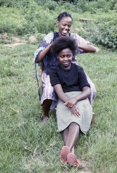 1986. Junge Frauen bei der Haarpflege. Afrika, Ostafrika, Republik Kenia, Republic of Kenya, Jamhuri ya Kenya (Kisuaheli)
1986. Afrika, Ostafrika, Republik Kenia, Republic of Kenya, Jamhuri ya Kenya (Kisuaheli). Junge Frauen bei der Haarpflege. Friseur. Frisieren. 



Foto: Helga Müller
Schlüsselwörter: Afrika;Ostafrika;Kenia;Kenya;1986;Friseur;Frisieren;Haarpflege