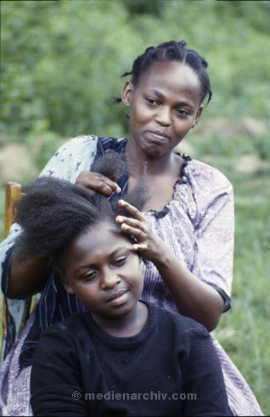 1986. Junge Frauen bei der Haarpflege. Afrika, Ostafrika, Republik Kenia, Republic of Kenya, Jamhuri ya Kenya (Kisuaheli)
1986. Afrika, Ostafrika, Republik Kenia, Republic of Kenya, Jamhuri ya Kenya (Kisuaheli). Junge Frauen bei der Haarpflege. Friseur. Frisieren. 



Foto: Helga Müller
Schlüsselwörter: Afrika;Mädchen;Ostafrika;Kenia;Kenya;1986;Friseur;Frisieren;Haarpflege