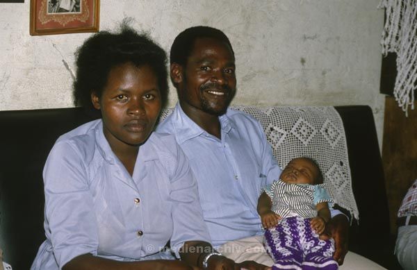1987. Afrika, Ostafrika, Republik Kenia, Republic of Kenya, Jamhuri ya Kenya (Kisuaheli)
1987. Afrika, Ostafrika, Republik Kenia, Republic of Kenya, Jamhuri ya Kenya (Kisuaheli). Schwarze Eltern mit Baby.



Foto: Helga Müller
Schlüsselwörter: Afrika;Mutter;Vater;Baby;Eltern;1987;Kenya;Kenia;Ostafrika