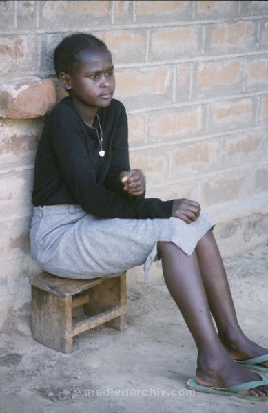 1987. Afrika, Ostafrika, Republik Kenia, Republic of Kenya, Jamhuri ya Kenya (Kisuaheli)
1987. Afrika, Ostafrika, Republik Kenia, Republic of Kenya, Jamhuri ya Kenya (Kisuaheli). Junges Mädchen



Foto: Helga Müller
Schlüsselwörter: Afrika;Kind;Mädchen;1987;Kenya;Kenia;Ostafrika
