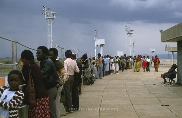 1987. Afrika, Ostafrika, Republik Kenia, Republic of Kenya, Jamhuri ya Kenya (Kisuaheli)
1987. Afrika, Ostafrika, Republik Kenia, Republic of Kenya, Jamhuri ya Kenya (Kisuaheli). Flugplatz. Nairobi



Foto: Helga Müller
Schlüsselwörter: Afrika;Nairobi;Flugplatz;1987;Kenya;Kenia;Ostafrika