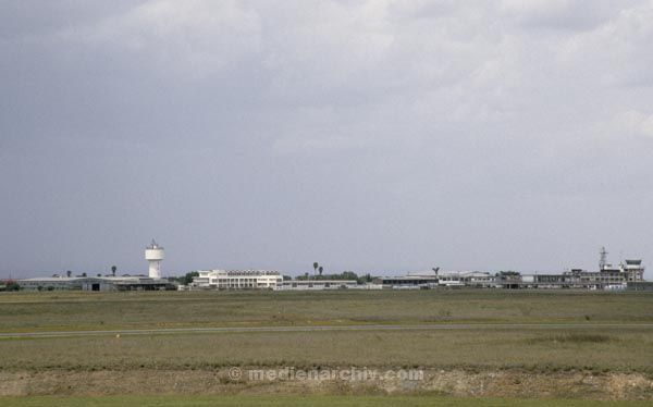 1987. Afrika, Ostafrika, Republik Kenia, Republic of Kenya, Jamhuri ya Kenya (Kisuaheli)
1987. Afrika, Ostafrika, Republik Kenia, Republic of Kenya, Jamhuri ya Kenya (Kisuaheli) Flugplatz Nairobi



Foto: Helga Müller
Schlüsselwörter: Afrika;Ostafrika;Kenia;Kenya;1987;Flugplatz;Nairobi