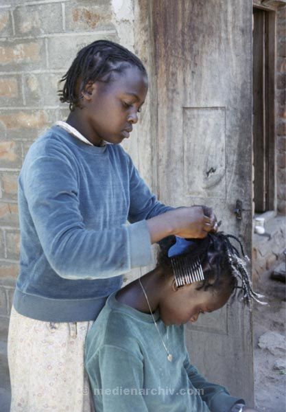 1992. Afrika, Ostafrika, Republik Kenia, Republic of Kenya, Jamhuri ya Kenya (Kisuaheli)
1992. Afrika, Ostafrika, Republik Kenia, Republic of Kenya, Jamhuri ya Kenya (Kisuaheli). Junge Frauen bei der Haarpflege. Friseur. Frisieren. 





Foto: Helga Müller
Schlüsselwörter: Afrika;Mädchen;Ostafrika;Kenia;Kenya;1992;Frisieren;Friseur;Haarpflege
