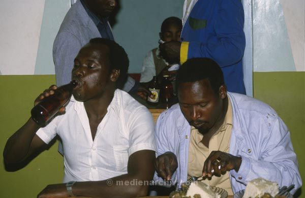 1992. Afrika, Ostafrika, Republik Kenia, Republic of Kenya, Jamhuri ya Kenya (Kisuaheli)
1992. Afrika, Ostafrika, Republik Kenia, Republic of Kenya, Jamhuri ya Kenya (Kisuaheli). Schwarze Kenianer in einer Kneipe beim Bier.  



Foto: Helga Müller
Schlüsselwörter: Afrika;Ostafrika;Kenia;Kenya;1992;Kneipe;Bier;Männer