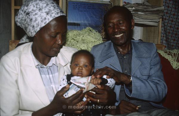 1992. Afrika, Ostafrika, Republik Kenia, Republic of Kenya, Jamhuri ya Kenya (Kisuaheli)
1992. Afrika, Ostafrika, Republik Kenia, Republic of Kenya, Jamhuri ya Kenya (Kisuaheli). Eltern mit Baby. Mutter, Vater, Kind



Foto: Helga Müller
Schlüsselwörter: Afrika;Baby;Kind;Vater;Mutter;1992;Kenya;Kenia;Ostafrika