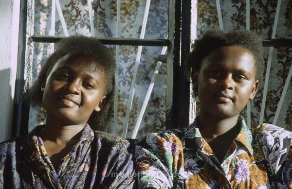 1992. Afrika, Ostafrika, Republik Kenia, Republic of Kenya, Jamhuri ya Kenya (Kisuaheli)
1992. Afrika, Ostafrika, Republik Kenia, Republic of Kenya, Jamhuri ya Kenya (Kisuaheli). Zwei junge schwarze Kenianerinnen. Frauen.



Foto: Helga Müller
Schlüsselwörter: Afrika;Ostafrika;Kenia;Kenya;1992;Frauen