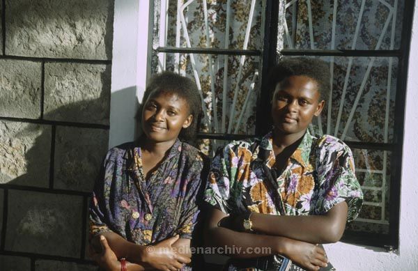 1992. Afrika, Ostafrika, Republik Kenia, Republic of Kenya, Jamhuri ya Kenya (Kisuaheli)
1992. Afrika, Ostafrika, Republik Kenia, Republic of Kenya, Jamhuri ya Kenya (Kisuaheli). Zwei junge schwarze Kenianerinnen. Frauen.



Foto: Helga Müller
Schlüsselwörter: Afrika;Ostafrika;Kenia;Kenya;1992;Frauen