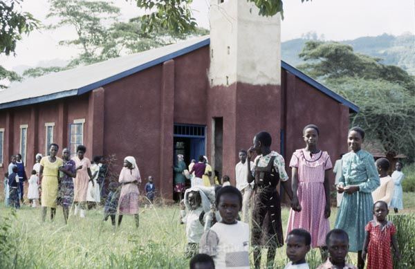 1992. Afrika, Ostafrika, Republik Kenia, Republic of Kenya, Jamhuri ya Kenya (Kisuaheli)
1992. Afrika, Ostafrika, Republik Kenia, Republic of Kenya, Jamhuri ya Kenya (Kisuaheli). Menschen vor dem Gemeindehaus / Kirche. 



Foto: Helga Müller
Schlüsselwörter: Afrika;Kirche;1992;Kenya;Kenia;Ostafrika
