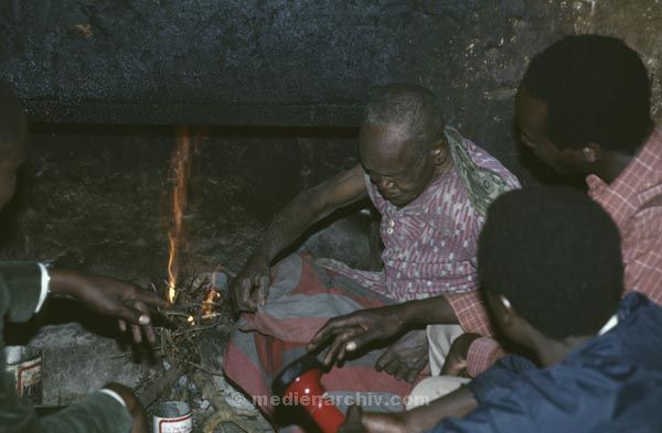 1992. Afrika, Ostafrika, Republik Kenia, Republic of Kenya, Jamhuri ya Kenya (Kisuaheli)
1992. Afrika, Ostafrika, Republik Kenia, Republic of Kenya, Jamhuri ya Kenya (Kisuaheli). Eine alte Frau mit verletztem Bein hockt am Feuer in ihrem Haus. Schwarze Kenianerin.  



Foto: Helga Müller
Schlüsselwörter: Afrika;Ostafrika;Kenia;Kenya;1992;Frau