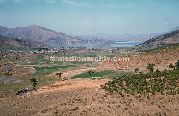 1958. Asien. Fernost. Korea. Südkorea.
1958. Asien. Fernost. Korea. Südkorea. Küste. Meer. Felder. Landwirtschaft
Schlüsselwörter: 1958;Asien;Felder;Fernost;Korea;Küste;Landwirtschaft;Meer;Südkorea