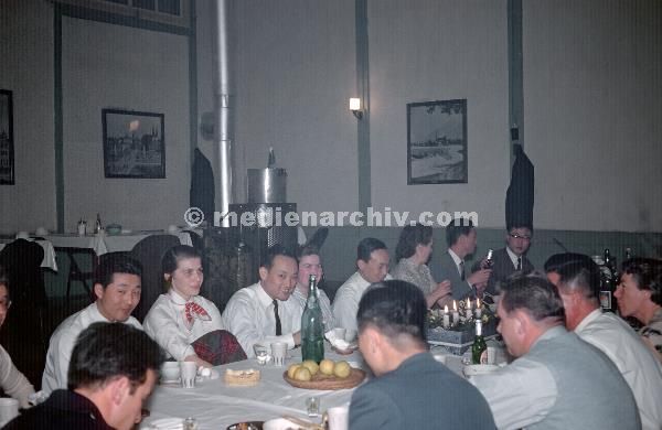 1958. Asien. Fernost. Korea. Pusan. Busan. Baracken auf der K-9 Air Base.
1958. Asien. Fernost. Korea. Pusan. Busan. Baracken auf der K-9 Air Base, einem militärischen Stützpunkt der USA. Deutsches Rotes Kreuz Schwestern speisen mit Koreanern.
Schlüsselwörter: 1958;Asien;Busan;Fernost;Korea;Pusan;Red Cross;Rotes Kreuz;Südkorea